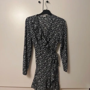 Blommig volangklänning  - Väldigt fint skick. Använd 1 gång 