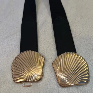 Midjeskärp - Midjebälte med resår. Guld detalj. Inköpt på ginatricot. 