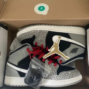 Air Jordan 1 mid st 39 det går också att skicka bud! Ny skick 9,5/10 - Air Jordan 1 mid storlek 39 orginalbox medföljer och svart skosnöre har bara använt de 1 gång köpt för 2100 SEK 