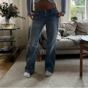 Lägger upp igen! Lågmidjade vintage jeans. Inga defekter. Midjemåttet: 76 cm och innerbenslängden: 75 cm. 