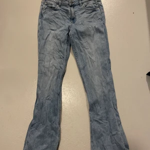Super snygga jeans  - Säljer nu dessa super snygga Bootcut jeansen från Gina young i storlek 158 säljer på grund av att jag inte använder  ( dom e lite skrynkliga då de är ny tvättade)