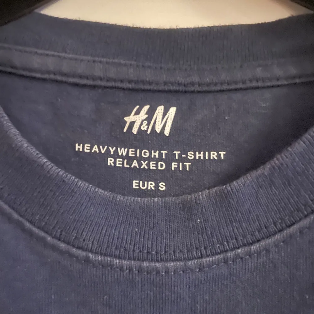 Oversized HM t shirt mörkblå Modell: heavyweight t-shirt relaxed fit  Storlek: S . T-shirts.