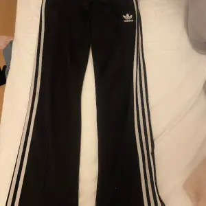 Nu Säljer jag mina svarta Adidas byxor !står inte vilken storlek men skulle gissa att det  är ungefär stl S! Fint skick! Säljs pga dem används inte längre!  