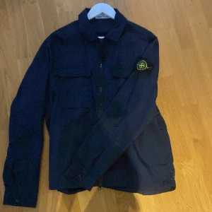 Stone island overshirt  - Säljer min stone island overshirt eftersom att den inte passar mig längre. Storlek M skick 9/10, tveka inte på att höra av dig vid några frågor. Pris kan diskuteras vid snabb affär  