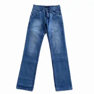 Ett par blå jeans ifrån Rabiez i storlek 36/38. Fina jeans med straighleg. Köpta på secondhand men i fint skick⭐️⭐️ 
