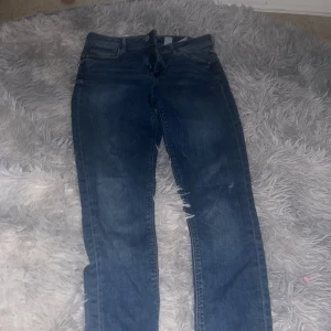 Jeans - Storlek på jeansen är 36 använda 1 gång men kommer inte till användning 