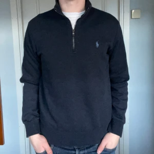 Mörkblå Ralph Lauren halfzip - Tja! Säljer nu denna halfzip från Ralph Lauren. Storlek: M. Skick: 8,5/10. Nypris: 2000kr. Modellen är 186 och väger 79kg. Kontakta mig för fler bilder eller info!