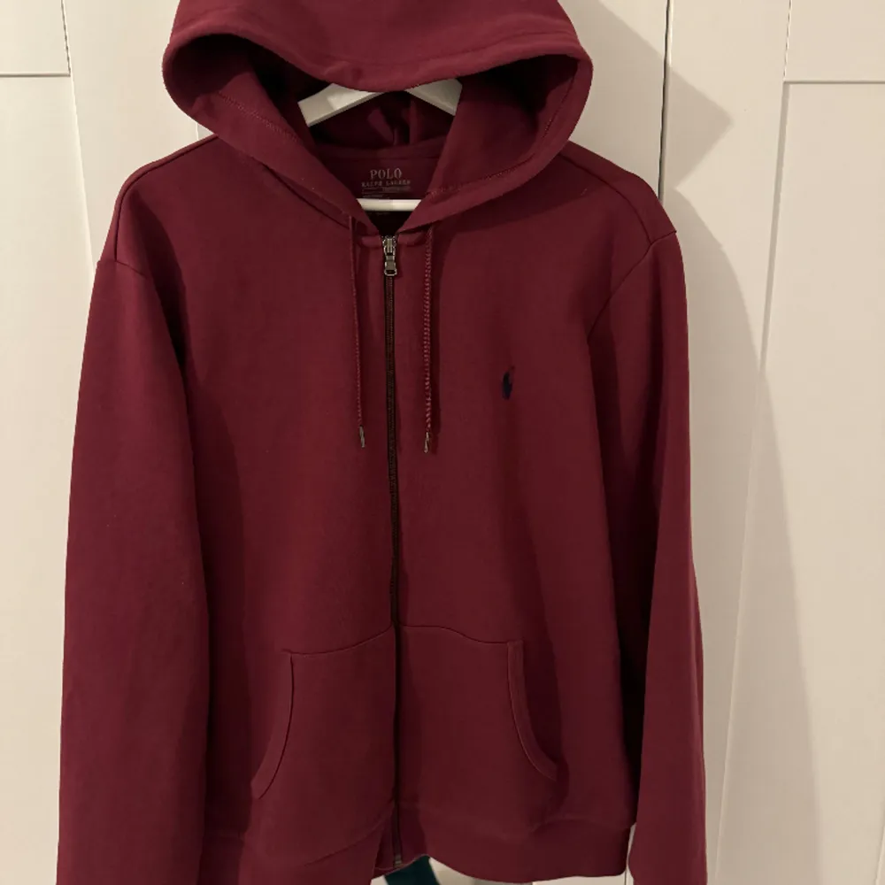 Ralph lauren zip hoodie i typ röd färg. Hoodies.