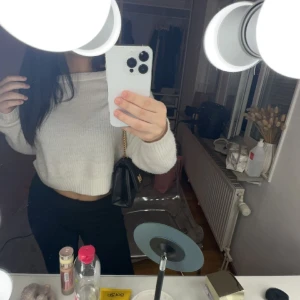 H&M tröja - Jätte gosig vit tröja, jag köpte den på min shopping area helt spontant men använder aldrig, den är dock så fin och så skön. Men måste rensa garderoben.. köptes för 250kr, använd kanske 3 gånger. Säljer för 120kr.