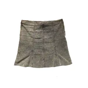 Thriftad brun manchester low waisted kjol med stretch. Märket är Vero Moda och den har så söta sudda detaljer!