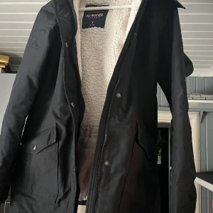 Hollister jacka - Hollister övergångsjacka☀️ storlek S och den är typ svart/matinblå