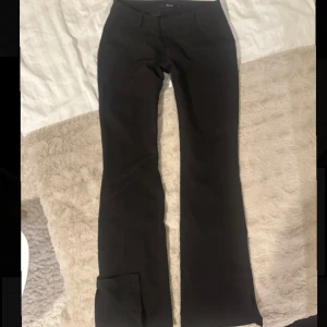 Vera kostymbyxor med låg midja💗 - De slutsålda låg midjade kostymbyxorna med slits från bikbok! Väldigt bra skick!