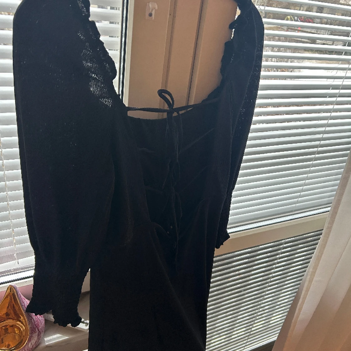 Svart klänning med trådad rygg - 90