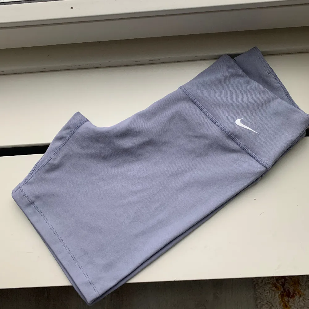 Fina Nike träningsshorts i nån ljus lilacfärg! Kommer va skitsnygga på sommaren med en bränna på benen.   Använda 2 ggr - väldigt fint skick alltså . Shorts.