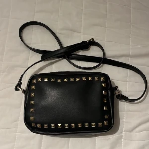 Valentino liknande väska  - Valentino liknande väska. Svart väska med nitar. Bra skicka och får plats med mycket med tanke på storleken💗kontakta gärna vid intresse!