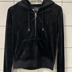 Juicy couture tröja - Säljer min svarta Juicy couture tröja då den inte kommer till användning, använd fåtal gånger så känns helt ny. Inga märken el liknande. Köpare står för frakten 