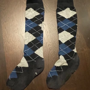 Hööks CRW ridstrumpor  - Ett par ridstrumpor från hööks jag säljer då jag inte använder dem längre💕 Bra skick! Storlek 35-39 Original pris: 100kr
