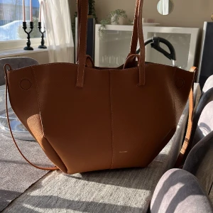 Polene cyme - Polene Cyme mini i camel ljusbruna färgen. Finns långa och korta handtag. Samt en sån liten plånboksliknande sak som följer med. Pris kan diskuteras.