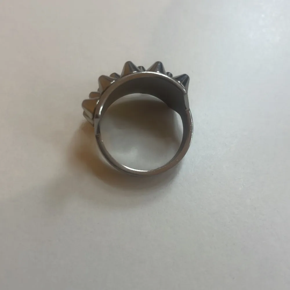 Denna Edblads ring är en silver ring! Har använt den ca 4-9 gången och storleken är 18,50! Har inte kvittot för den men den är hyfsat ny! Säljer den för 200kr i bud!. Accessoarer.