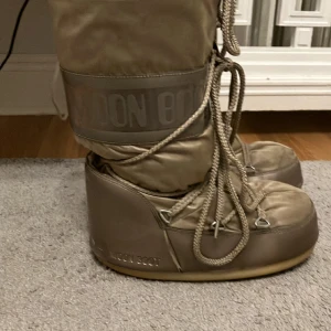 Moon Boots  - Säljer mina super snygga Moon Boots på grund av att dom är för små. Nypris 2200kr. Pris går att diskuteras och billigare vid snabb affär. 