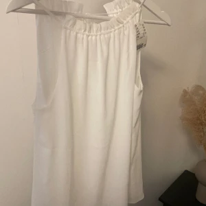 Topp - Fin vit topp som aldrig kommer till användning💕
