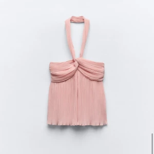 Topp - Säljer denna sjukt fina toppen från zara! Helt ny, säljer pågrund av att den inte passar mig 💗