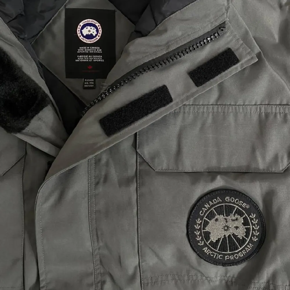 ✅️ Snabb leverans ✅️ Päls & original canada goose dustbag ingår!💯 Färg: Grå (med black label) Storlek: XXLarge  Helt ny. Oanvänd.💯 Skickas spårbart med postnord 👍 Om du har frågor är det bara att meddela mig! 🤙. Jackor.