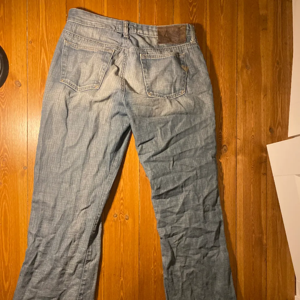 Snygga lågmidjade armani jeans! Skulle säga att modellen är raka/flared och passar XS bäst. Super snygga & bra skick! . Jeans & Byxor.
