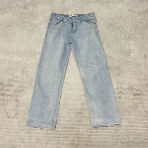 Levi’s Jeans ”Stay Loose” - Använd ett flertal gånger, i bra skick förutom att taggen på baksidan saknar är lite avrivet. Pris kan diskuteras.