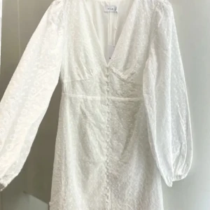 Studentklänning  - Vit studentklänning! Super fin och passar även till skolavslutningen mm. Strl M endast testad💘
