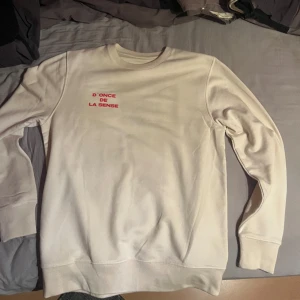 D’once de la sense sweatshirt  - En helt nyköpt tröja i storlek M som tyvärr inte passade mig på det vis jag önskar. Men tröjan är aldrig använd och i mycket fint skick! Passar både killar och tjejer bra i stilen! (Köpt för 499 kr)