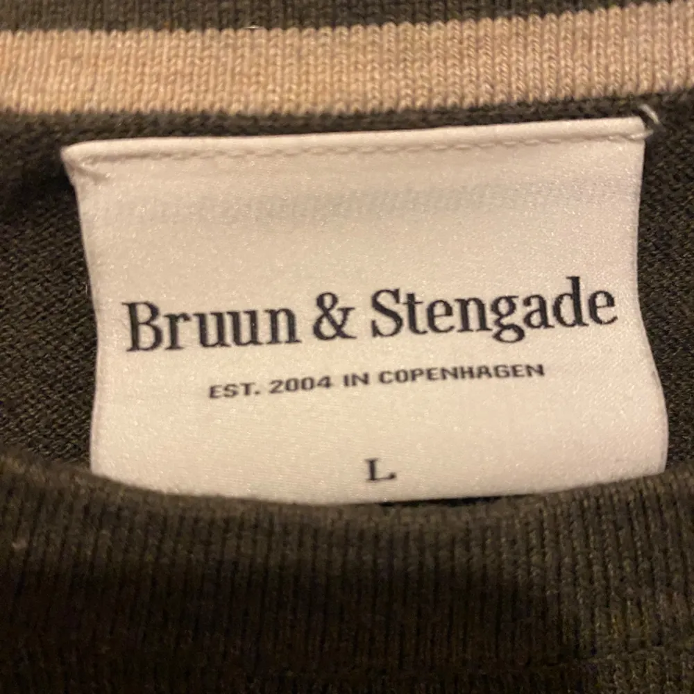 En snygg Bruun & Stengade tröja i fin mörk grön färg. Tröjan är i ny skick. 55% cotton , 35% Polyester, 10% Cachemire. Hör av er vid frågor eller funderingar! . Tröjor & Koftor.