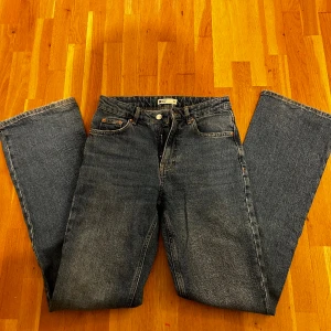 Jeans - Jeans från Gina storlek 34 finns inga defekter eller något skriv för mer bilder för att se färgen bättre dessa är mellan blåa.