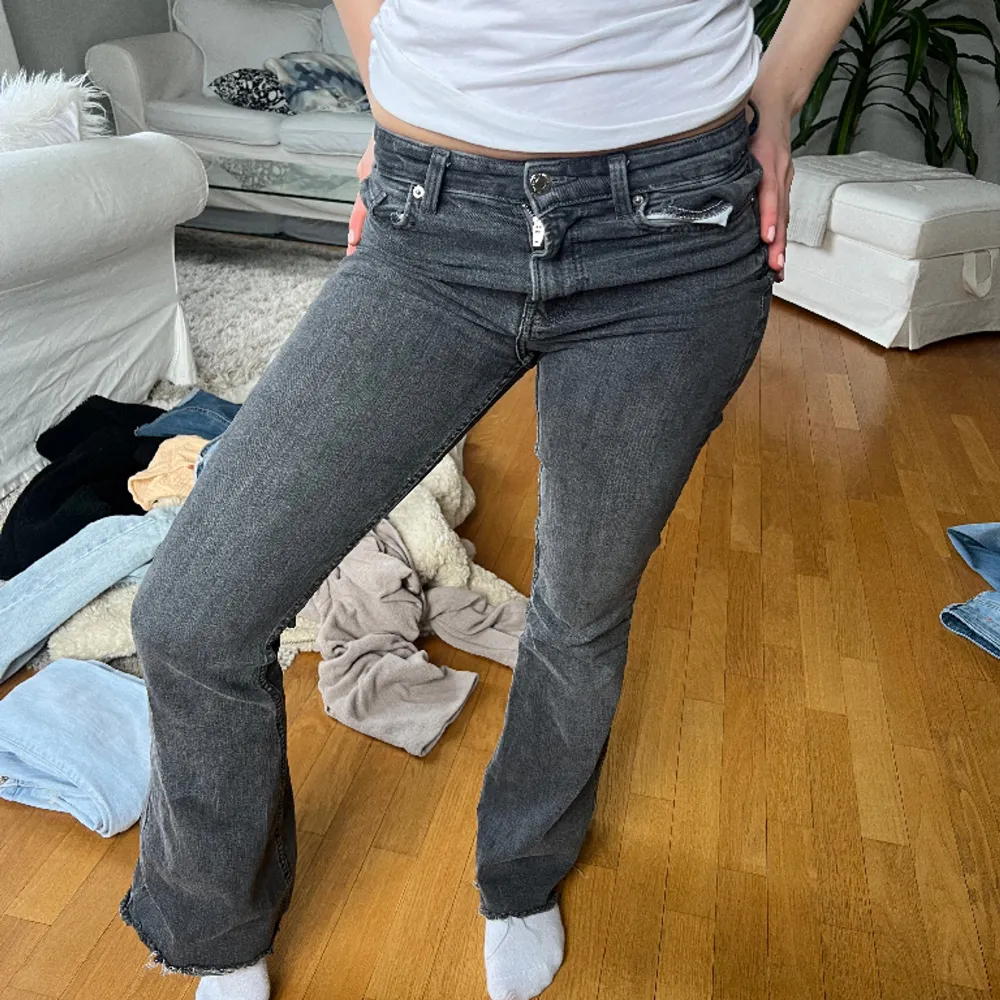 Så snygga gråa jeans från Berskka. . Jeans & Byxor.