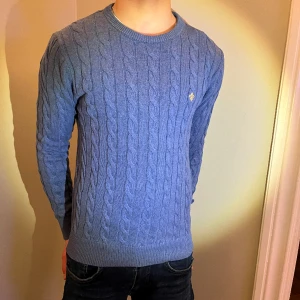 Morris Sweatshirt  - Säljer nu min feta Sweatshirt från Morris. Jag säljer den för endast 398 vilket är galet pris då den är i ny skick och kostar 1700kr ny. Vid funderingar eller frågor hör av er👊👊