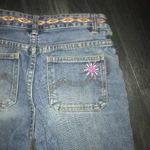 Inga fläckar eller hål, de va min mormors gamla jeans så de ä väldigt gamla🔥