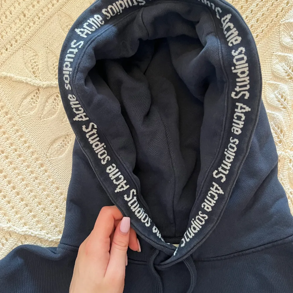 Superfint skick, äkta acne hoodie. Storlek Xs passar mig som är en S, sitter som en vanlig hoodie. Inte tajt inte för stort . Hoodies.