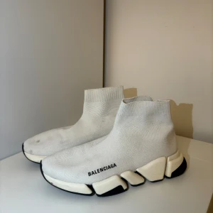 Balenciaga Speed 2.0 St:42 - Säljer nu mina Vita Balenciaga Speed 2.0 i storleken 42. Lite smutsiga men går bort ifall man tvättar de. Nypris ca 8000kr, mitt pris 3499kr finns kvitto