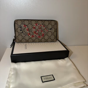 Gucci Plånbok - Säljer nu min Gucci plånbok som inte går att köpa längre. Knappt använd och är i nyskick. Kvitto finns. Nypris ca 7000kr mitt pris 4499kr