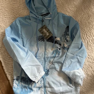 Trapstar Windbreaker - Säljer min trapstar windbreaker för jag inte använder den. Den har typ 2 små smutsfläckar på ryggen (de sista bilden) men inga andra skador. Är L men skulle passat perfekt på en M