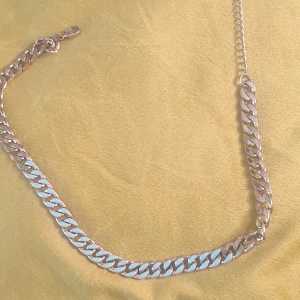 Guld smycke doppad i blå färg. - Detta är ett fint smycke som passar till lite mer våriga outfits. Jag är rätt säker att smycket är silver doppad i guld eller liknande.