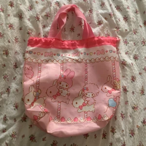 SANRIO väska 💕 -  Snygg väska i fint skick💕 Man kan dra i snöret för att stänga den!!💕 TRYCK INTE PÅ KÖP NU!!