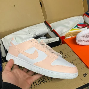 Nike dunk - Hej, säljer dessa snygga Nike dunks till damer. Aldrig använda och det är storlek 43. Hör av dig om du har frågor eller andra funderingar. 