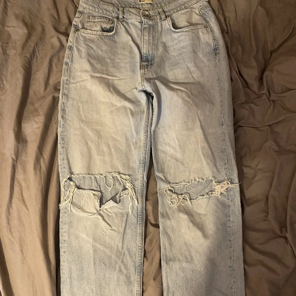 90s high waist jeans från Ginatricot. Ljusblå tvätt med hål på båda knäna. Jag säljer dem på grund av att dem är urväxta. Dem är något år gamla och använda men skicket är väldigt fint, inga fläckar eller dylikt, som nya:). Jeans & Byxor.