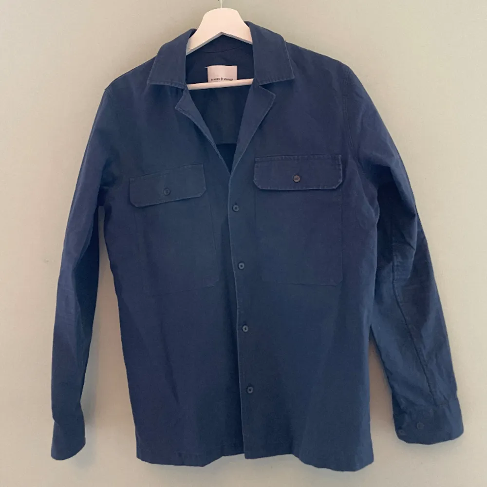 Fint skick. Mörkblå overshirt (eller iaf skjorta med tjockare/styvare tyg) Bild nr 2 är missvisande färgmässigt. Vet inte varför den blev så gul. Skjorta. Är marinblå som första och sista bilden.. Skjortor.