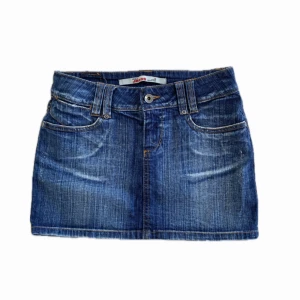 Jeanskjol  - En jeanskjol ifrån only jeans i storlek 34. Supersnygg kjol jag köpt på secondhand. Bra kvalitet och i gott skick⭐️⭐️ + ett hjärta i bak.