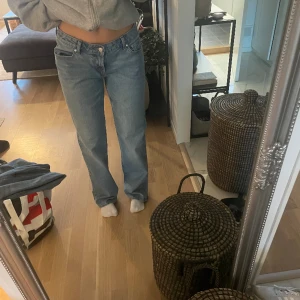 Lågmidjade byxor  - Lågmidjade byxor, köpt på carlings, str S lite stora i passformen, använd 1-2 gånger.  Nypris 499kr