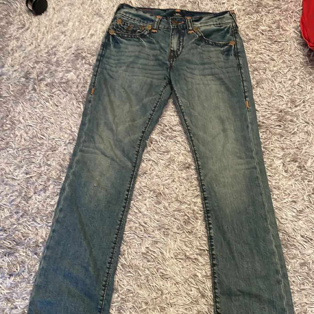 Ett par helt nya true religon jeans, säljs pågrund av att jag har aldrig använt de sen jag köpt dem (priset är inte ristat i sten) vid mer frågor är det bara att skriv. Jeans & Byxor.