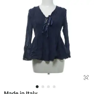 jättefin blus från made in italy men köpt på sellpy. har inte kommit till användning så okej skick💗