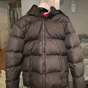 Vinterjacka Tommy hilfiger  - Fodrad jacka med snygg design  Storlek S Skick 10/10 använd fåtal gånger  Nypris 3 000